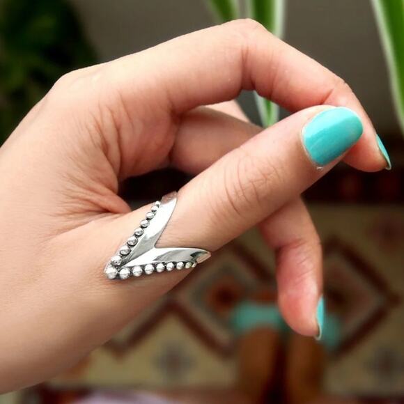 Full Finger Punk Ring Silver Plated Chevron Cuff, Retro V-Design - Picture 3 of 9